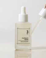نمای نزدیک بطری باز و قطره‌چکان سفید سرم Skin Softening نامبوزین